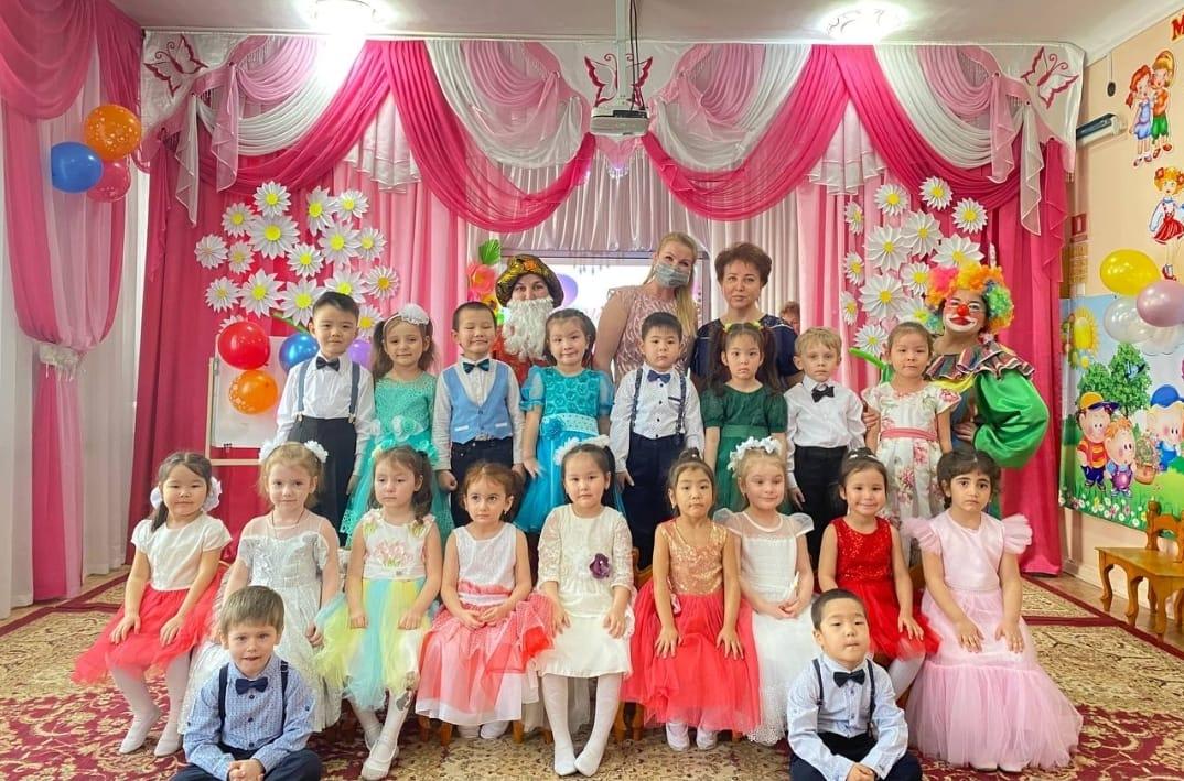 Праздник 8 марта. "Мамин  день" Старшая группа № 10