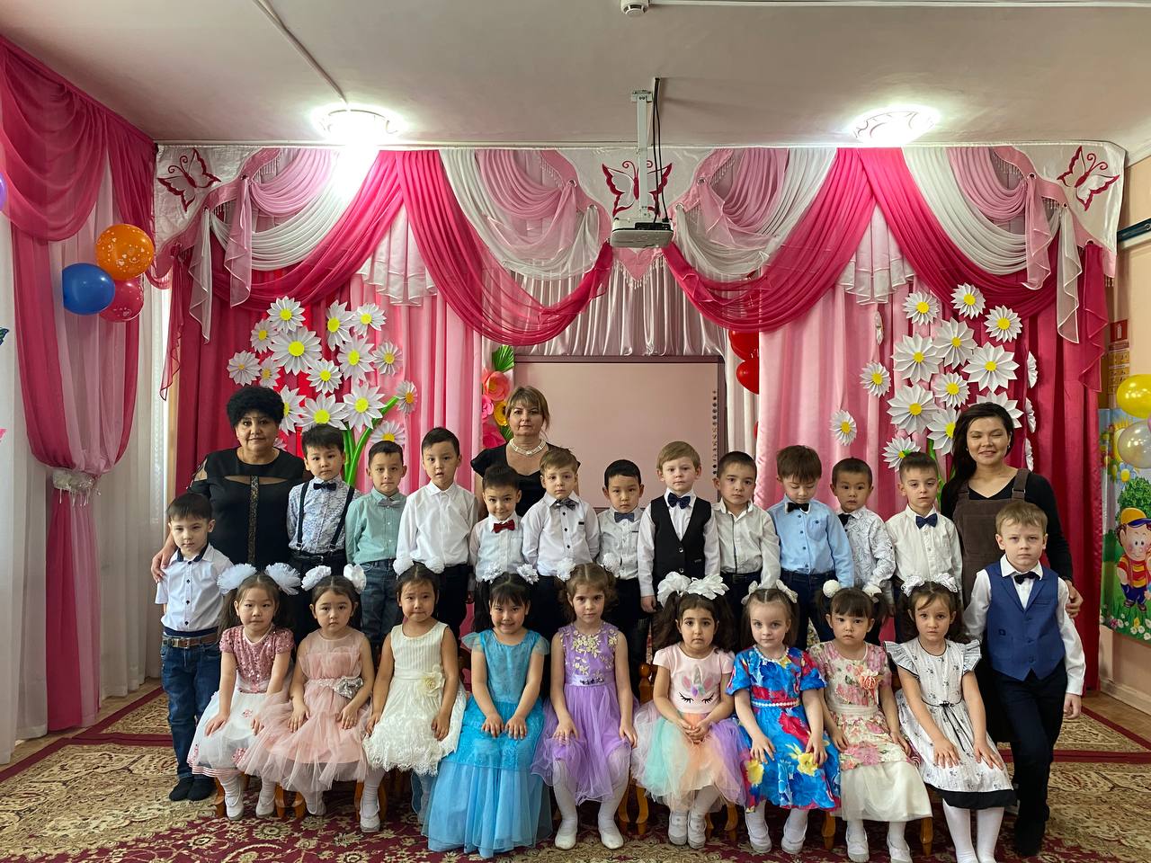 "УТРЕННИК 8 МАРТА"  старшая группа №  7 "Маленькая страна"