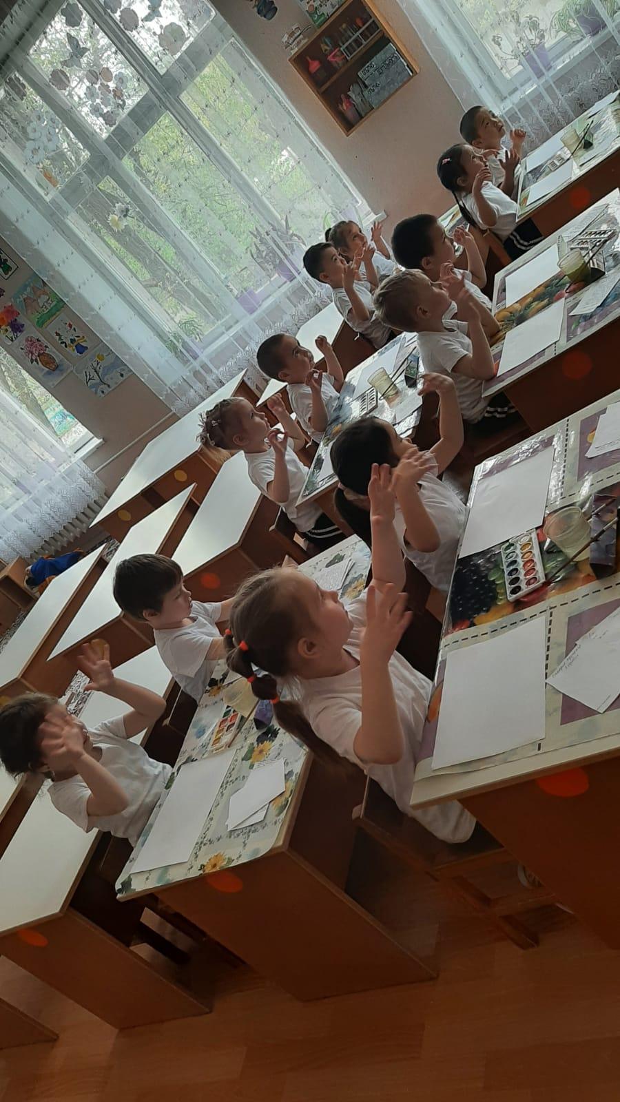 Рисование "Весна проснулась"в старшей группе /10 с применением нетрадиционной техники-" рисование смятой бумагой".