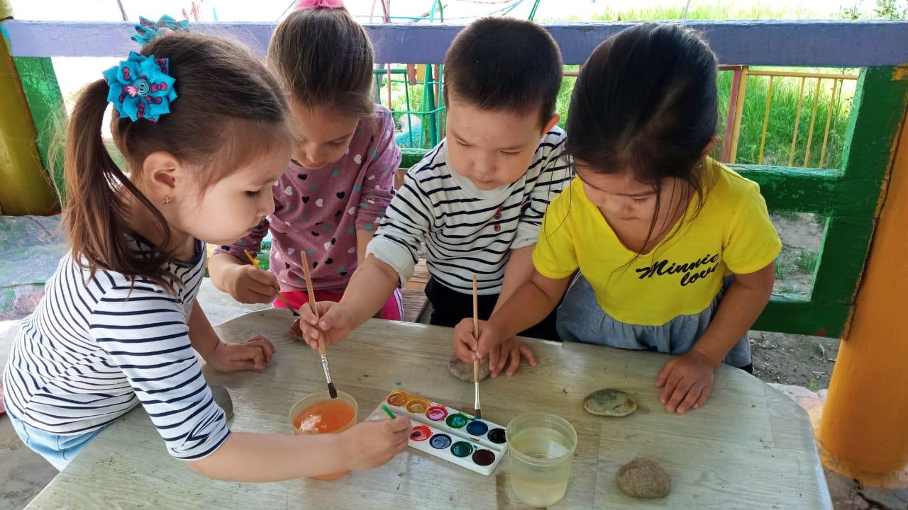 Рисование на камушках. Средняя группа № 9