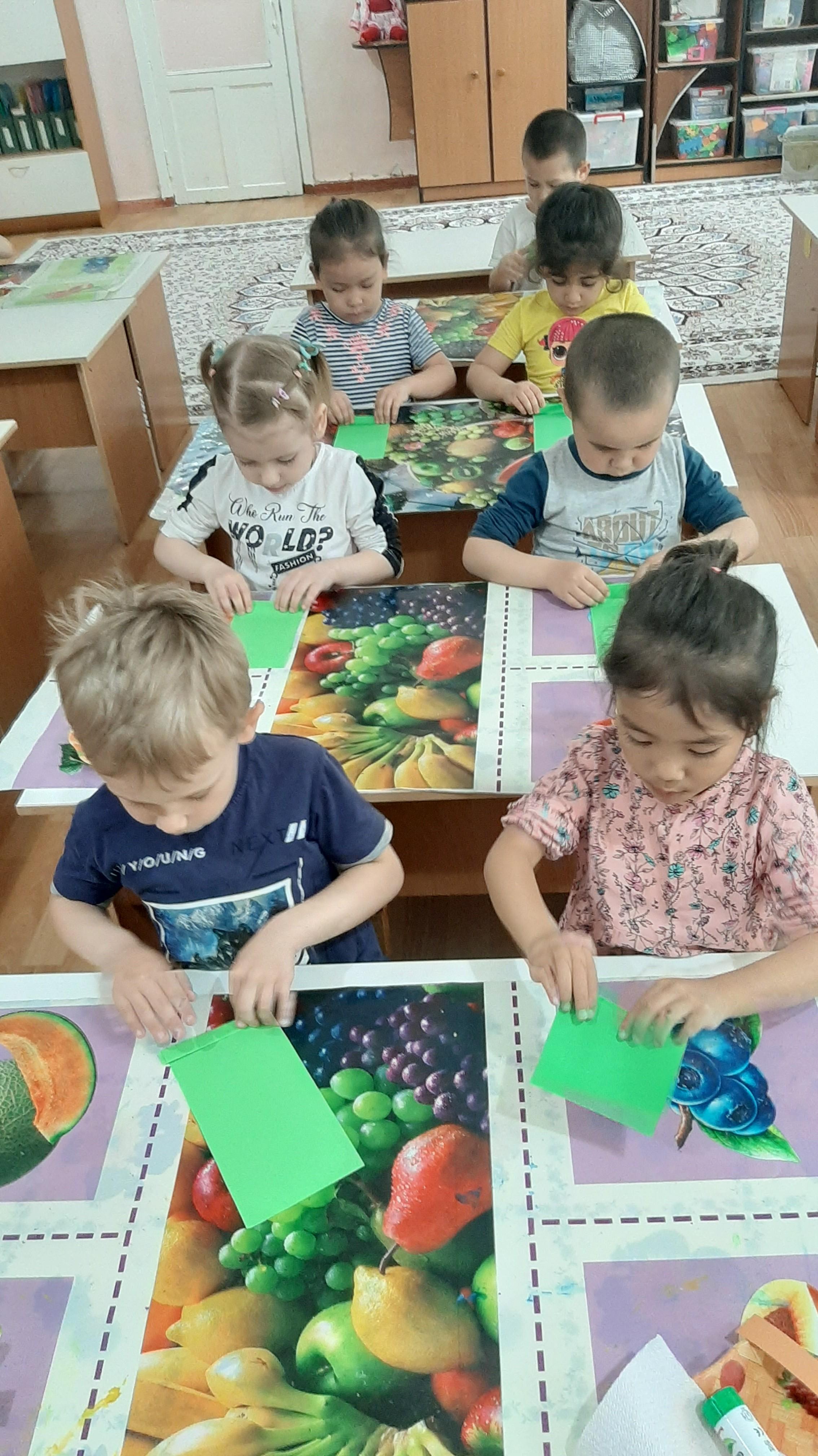 Конструирование из бумаги "Весеннее дерево" в старшей группе /10.