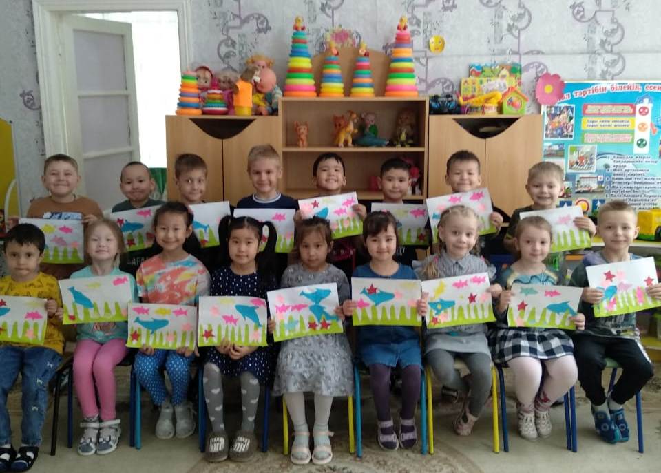 Аппликация в  предшкольной группе  №  8. Воспитатель Хуснутдинова А.Х.