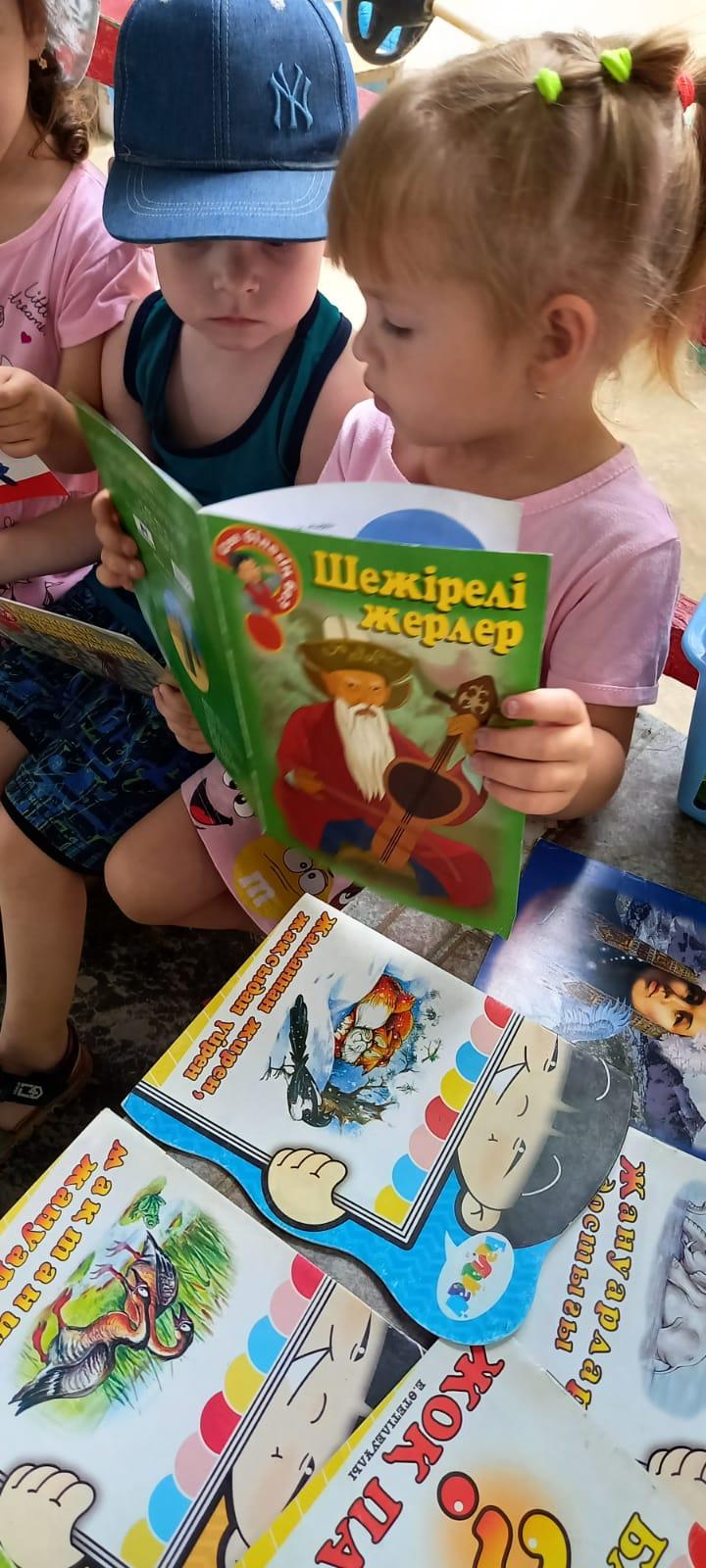 Чтение и рассматривание выставки "ВОЛШЕБНЫЙ СУНДУЧОК КАЗАХСКИХ СКАЗОК"Средняя группа № 1..