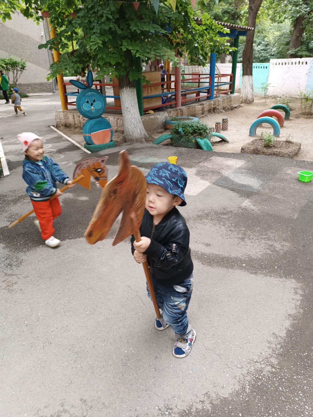 Прогулка  в младшей группе . Подвижная игра "Лошадки"